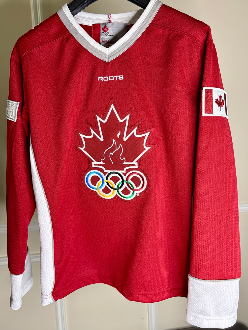 Vintage Roots Team Canada Women’s Sydney 2000 Olympics Hockey Jersey